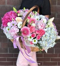 Композиция солнечный день в Горьковском Цветочная композиция из Розы, Хризантемы, Пионы и Лизиантусы в корзине в Горьковском