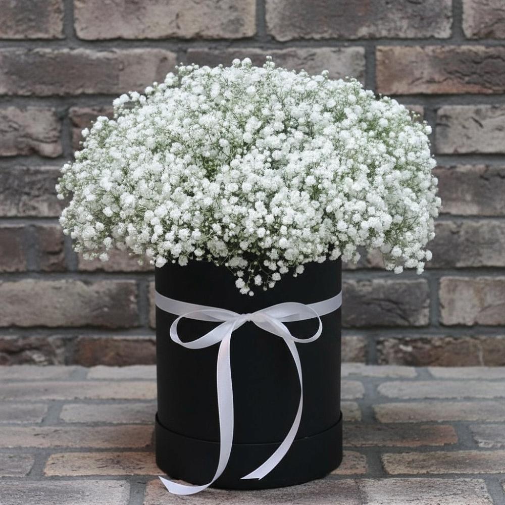 Цветочная композиция из Гипсофила в шляпной коробке в Горьковском