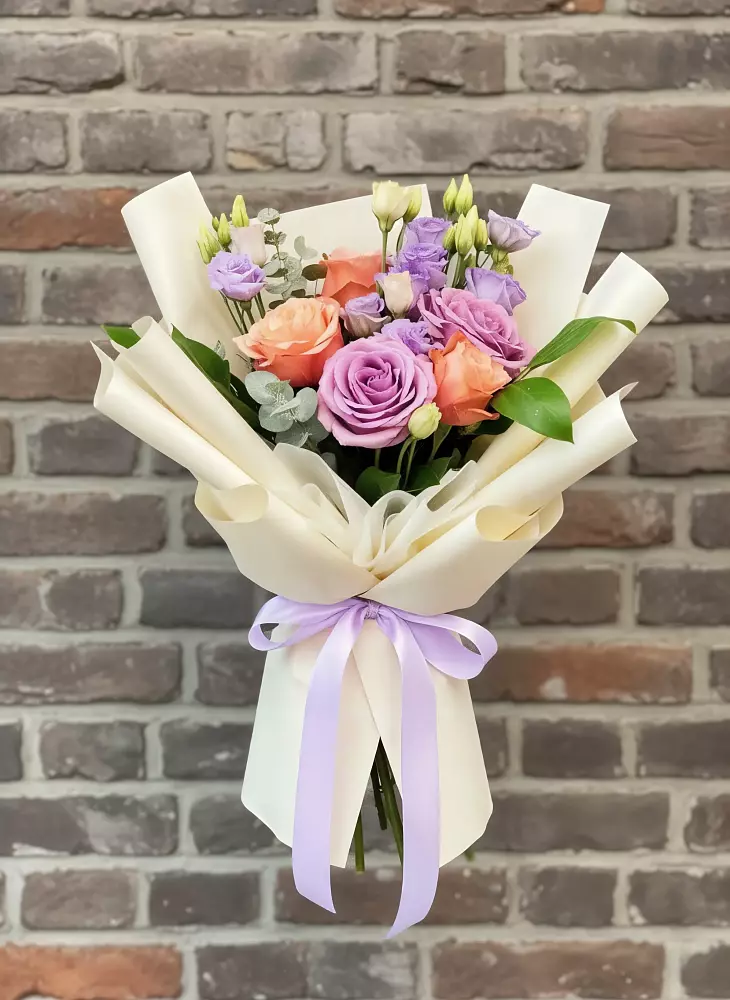 Букет цветов из: Лизиантусы и Розы в Горьковском