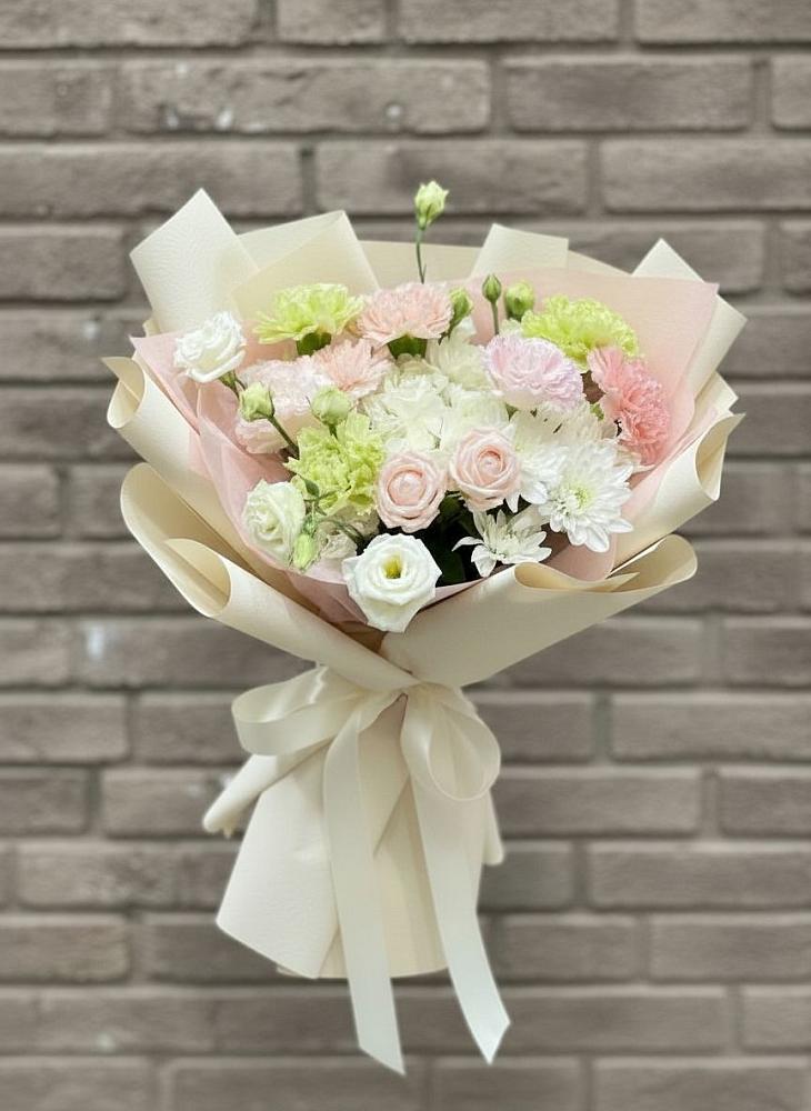 Букет цветов из: Гвоздики, Розы, Лизиантусы и Хризантемы в Горьковском