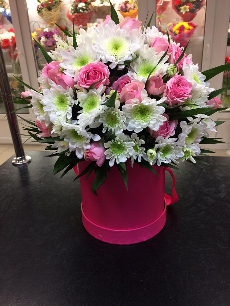 Цветочная композиция из Розы и Хризантемы в шляпной коробке в Горьковском