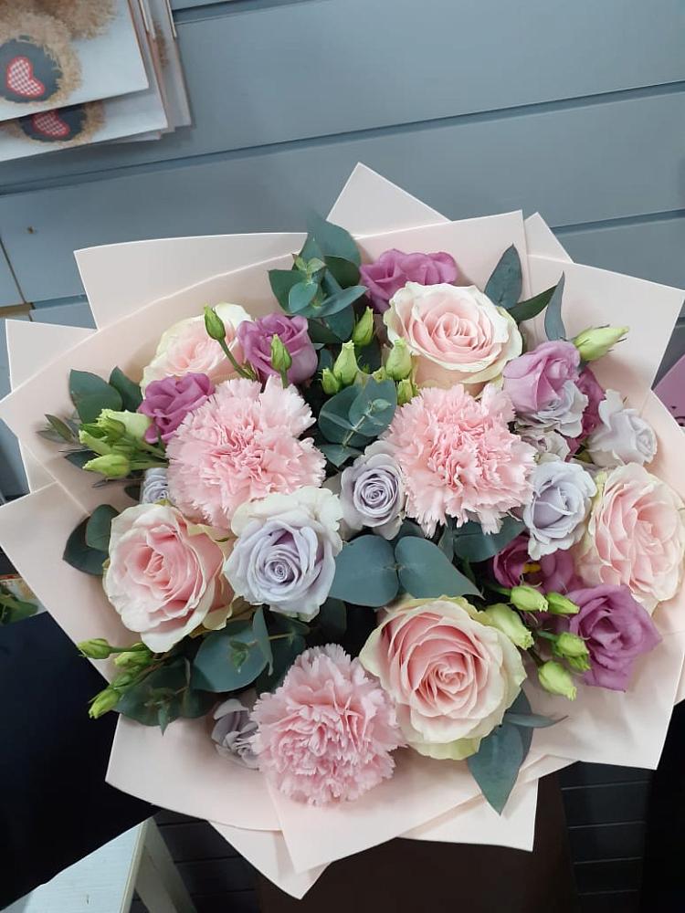 Букет цветов из: Розы, Гвоздики и Лизиантусы в Горьковском